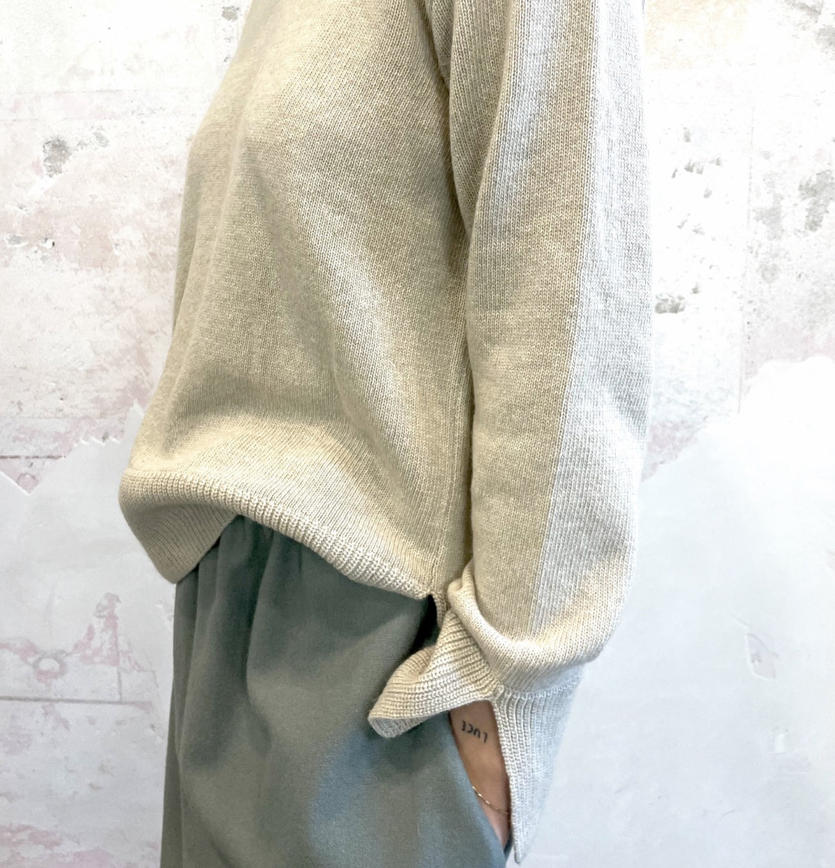 Maglia cardata con spacchi