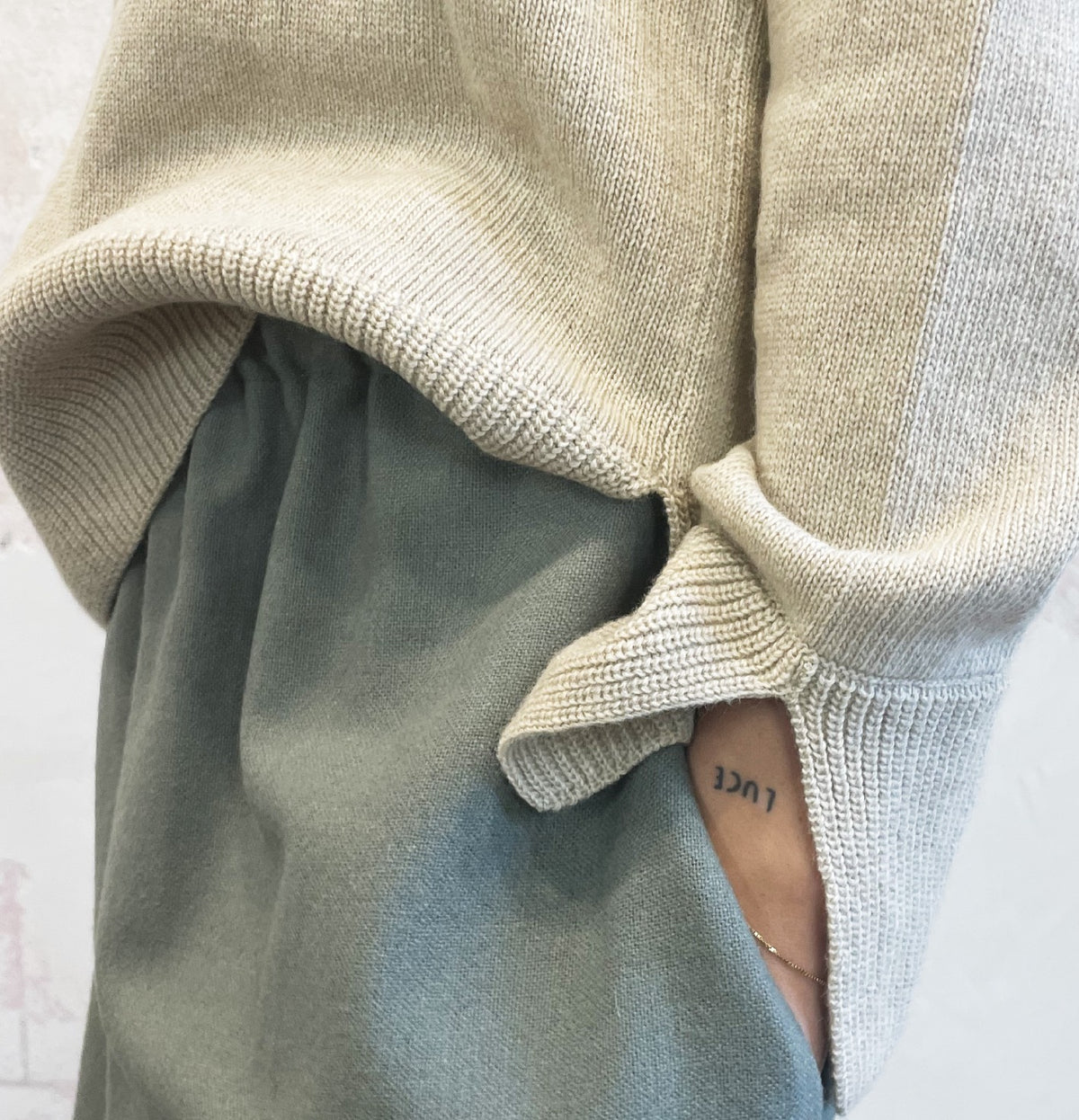 Maglia cardata con spacchi