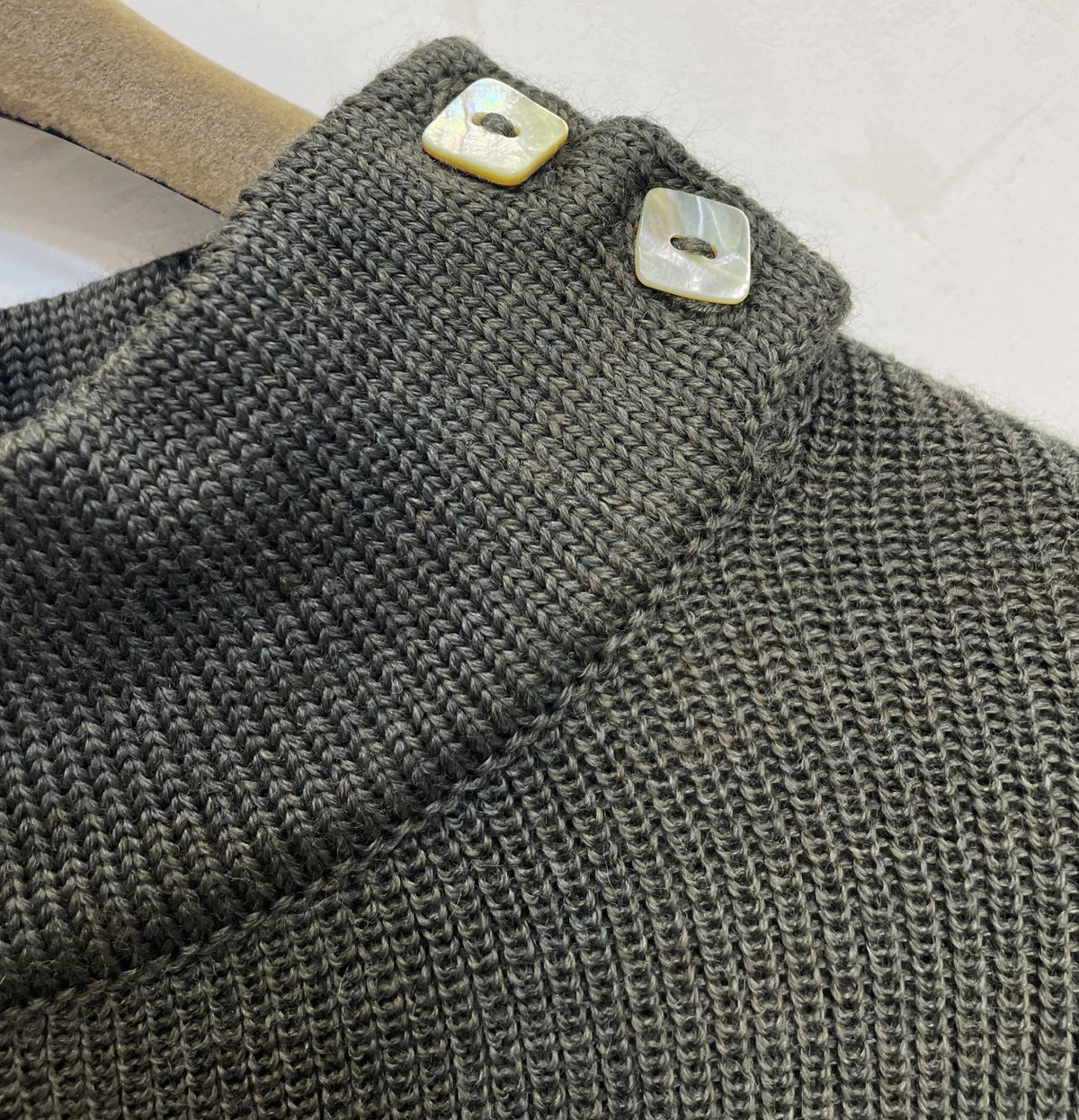 Maglia con collo doppiato e bottoni