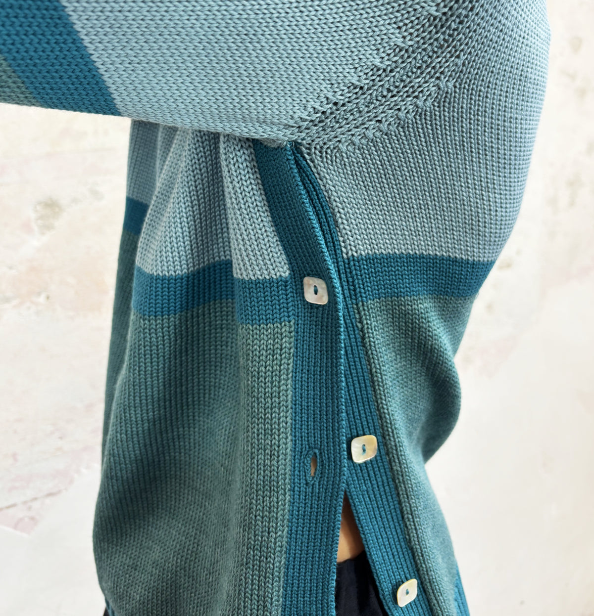 Maglia con bottoni laterali