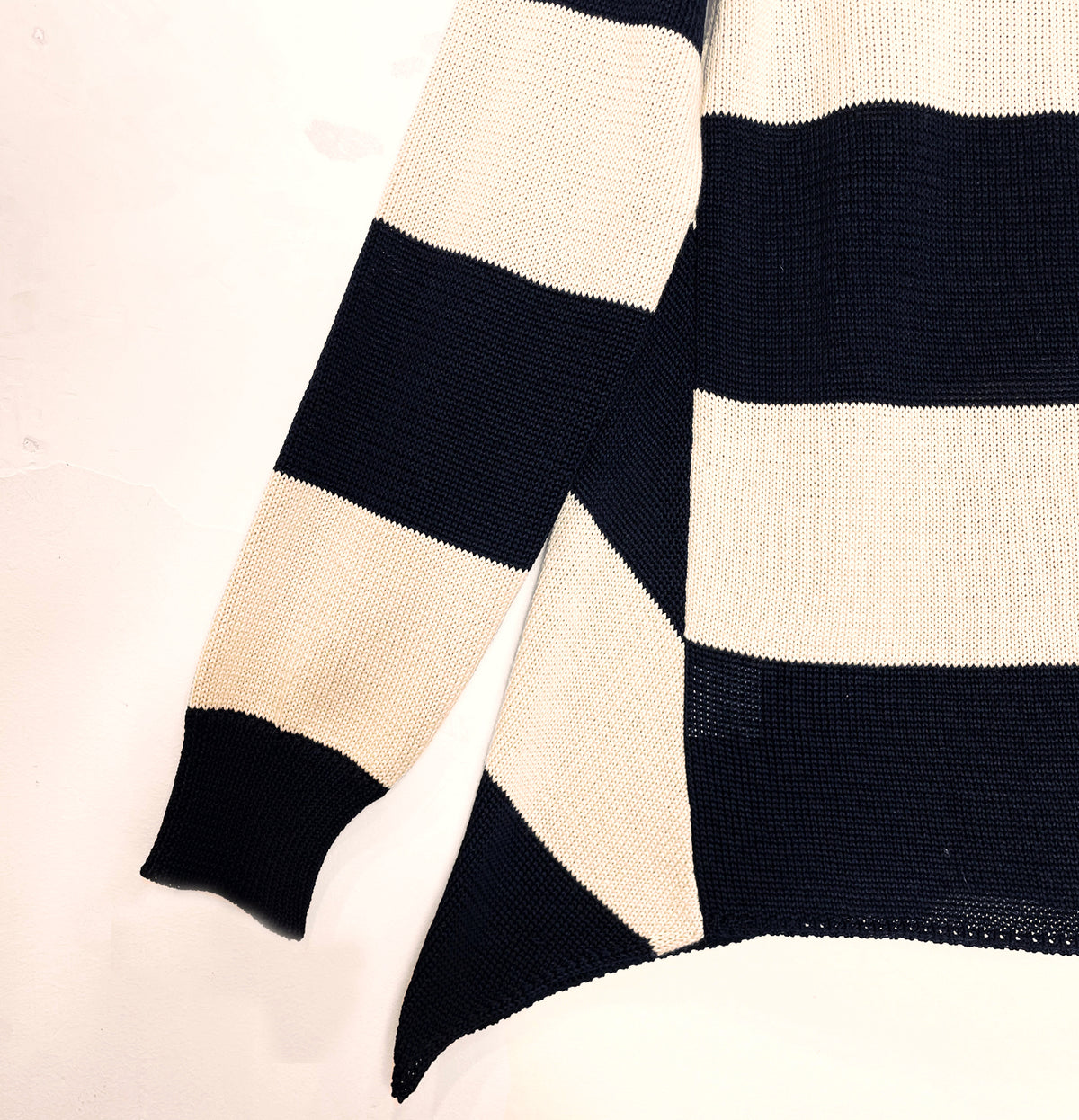 Maglia asimmetrica a righe